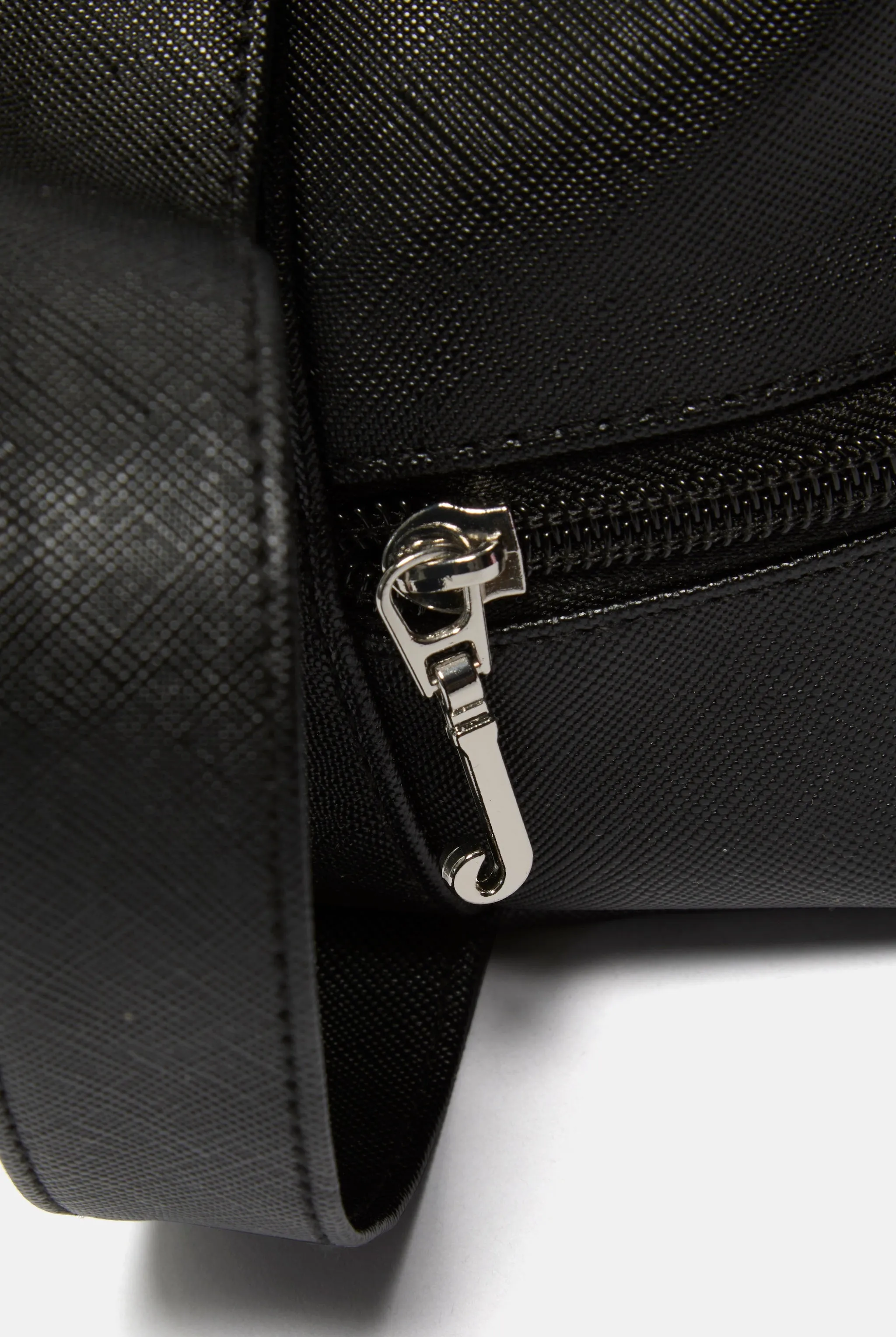 BLACK GRAPHIC WASH BAG