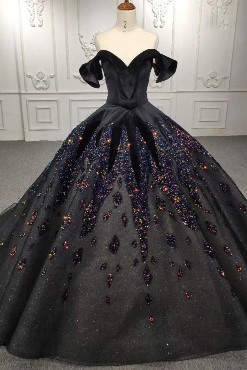 Classic Black Quinceanera Dresses Ball Gown Beading Off-the-shoulder Evening Dresses