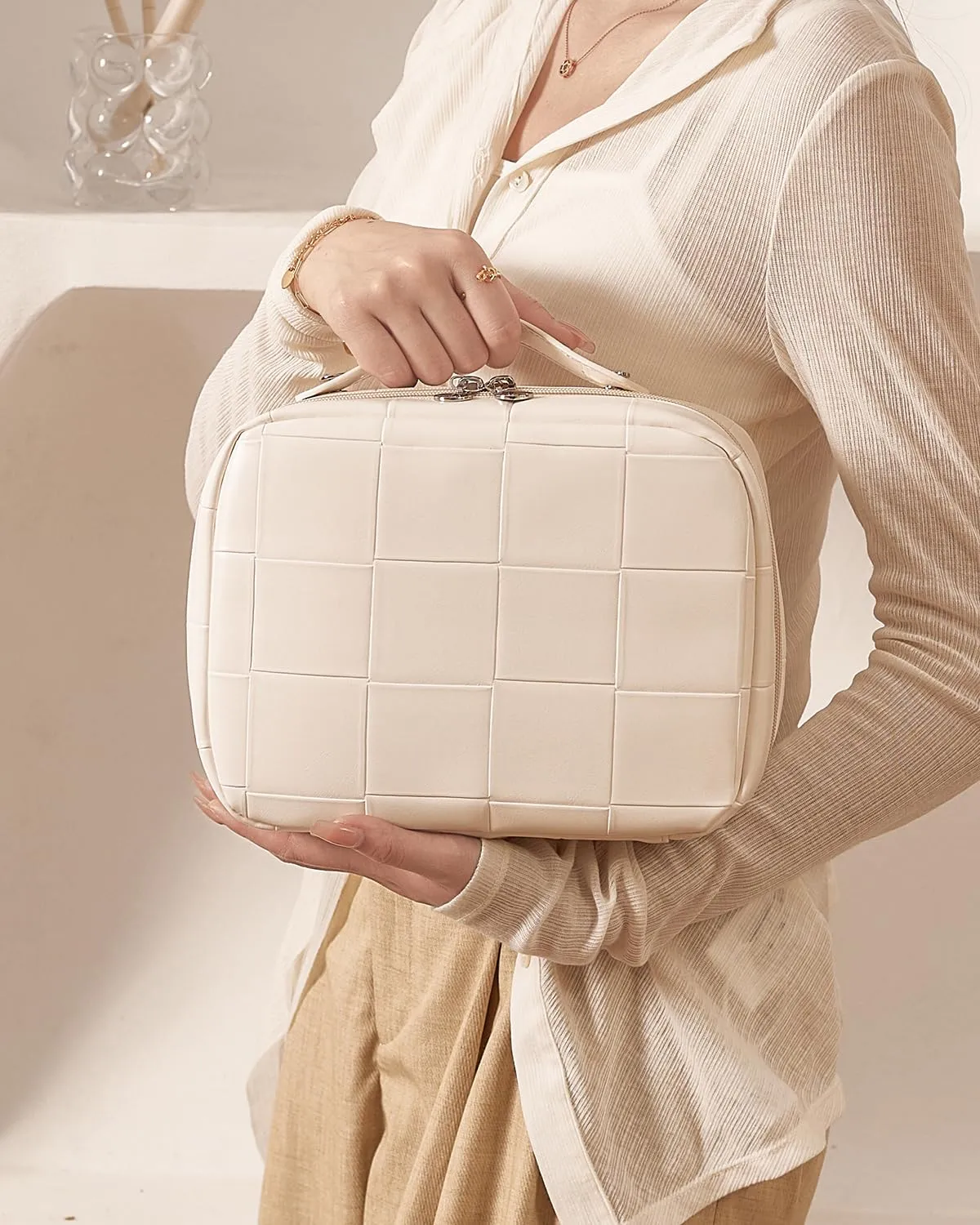 EACHY Travel Makeup Bag, Large Capacity Cosmetic Bags for Women, Waterproof PU Leather Make Up Bag with Makeup Brush Organizer (Checkered-White)
