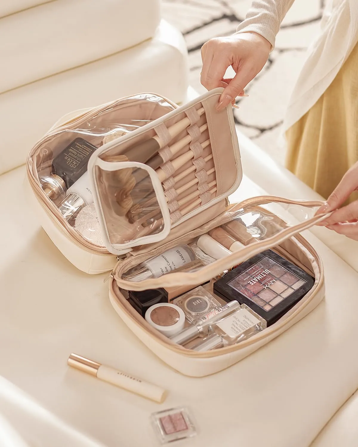 EACHY Travel Makeup Bag, Large Capacity Cosmetic Bags for Women, Waterproof PU Leather Make Up Bag with Makeup Brush Organizer (Checkered-White)