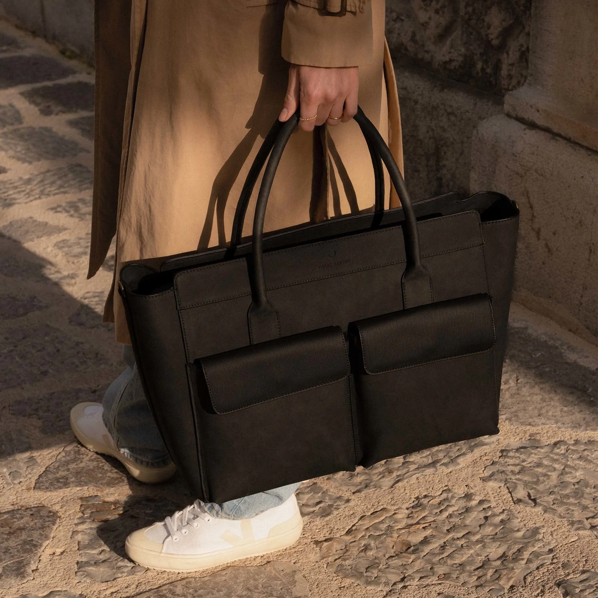 Essential Bag black handbag with 16.7 inch laptop compartment