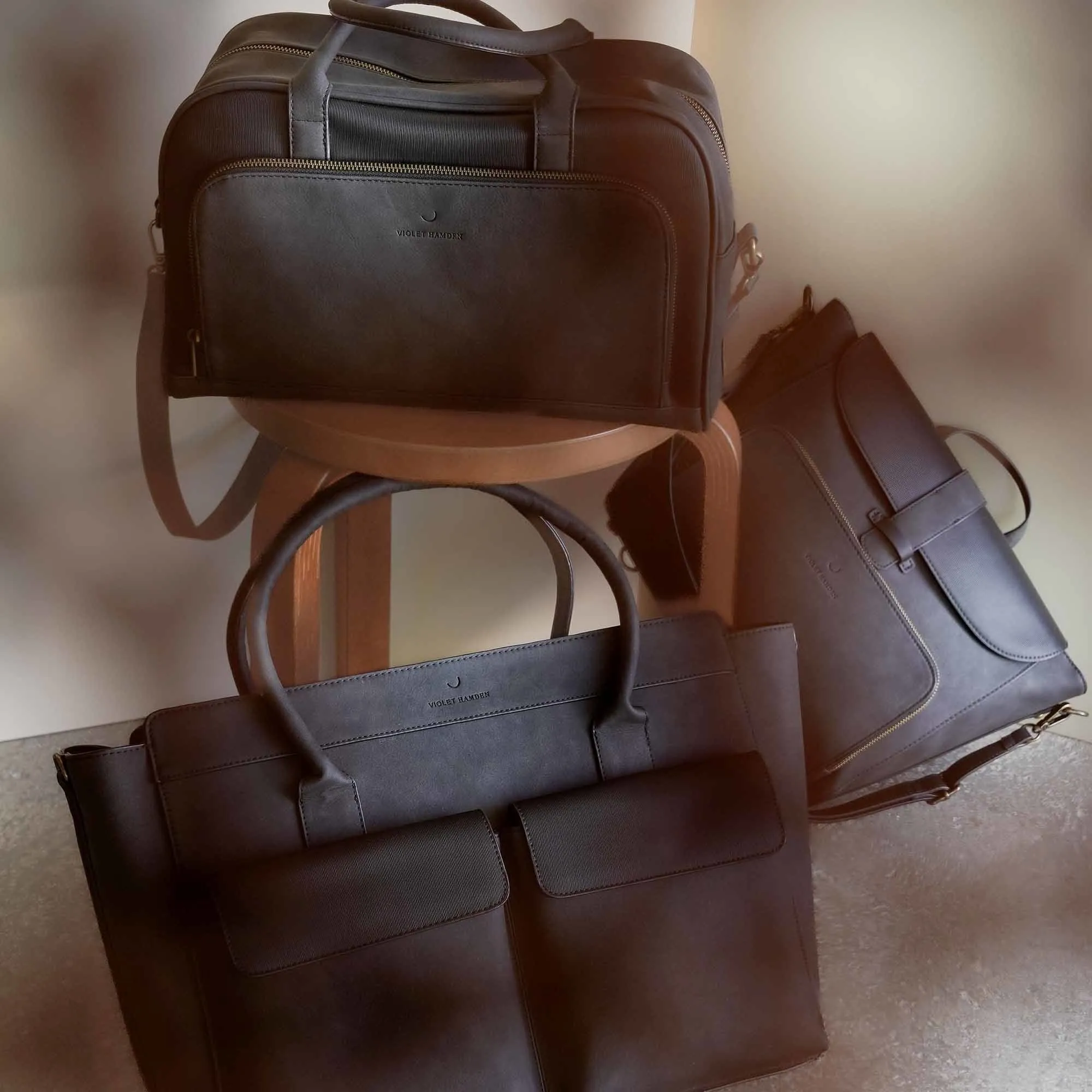 Essential Bag black handbag with 16.7 inch laptop compartment