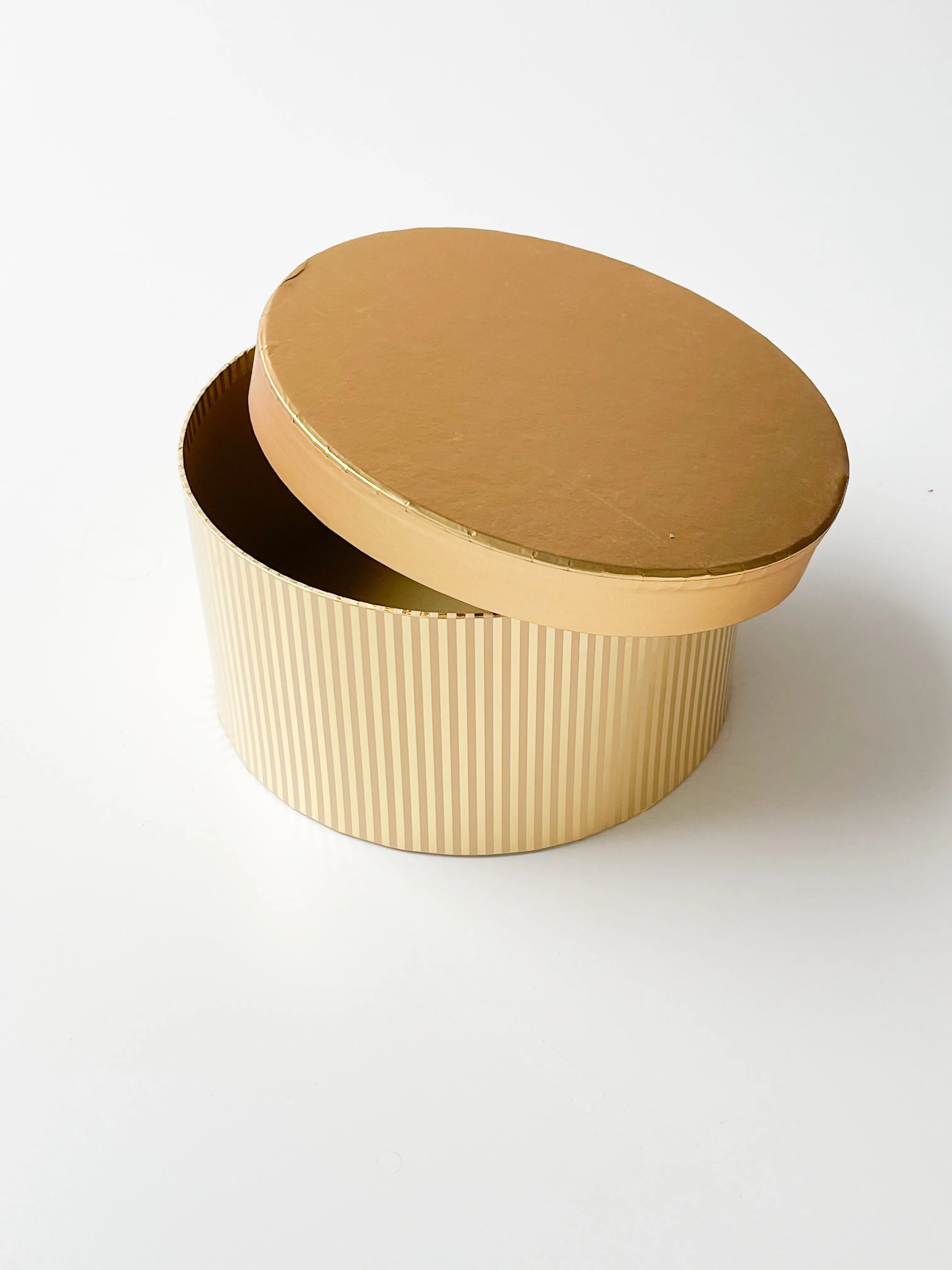 Round Planter Flower Box With Vertical Lines