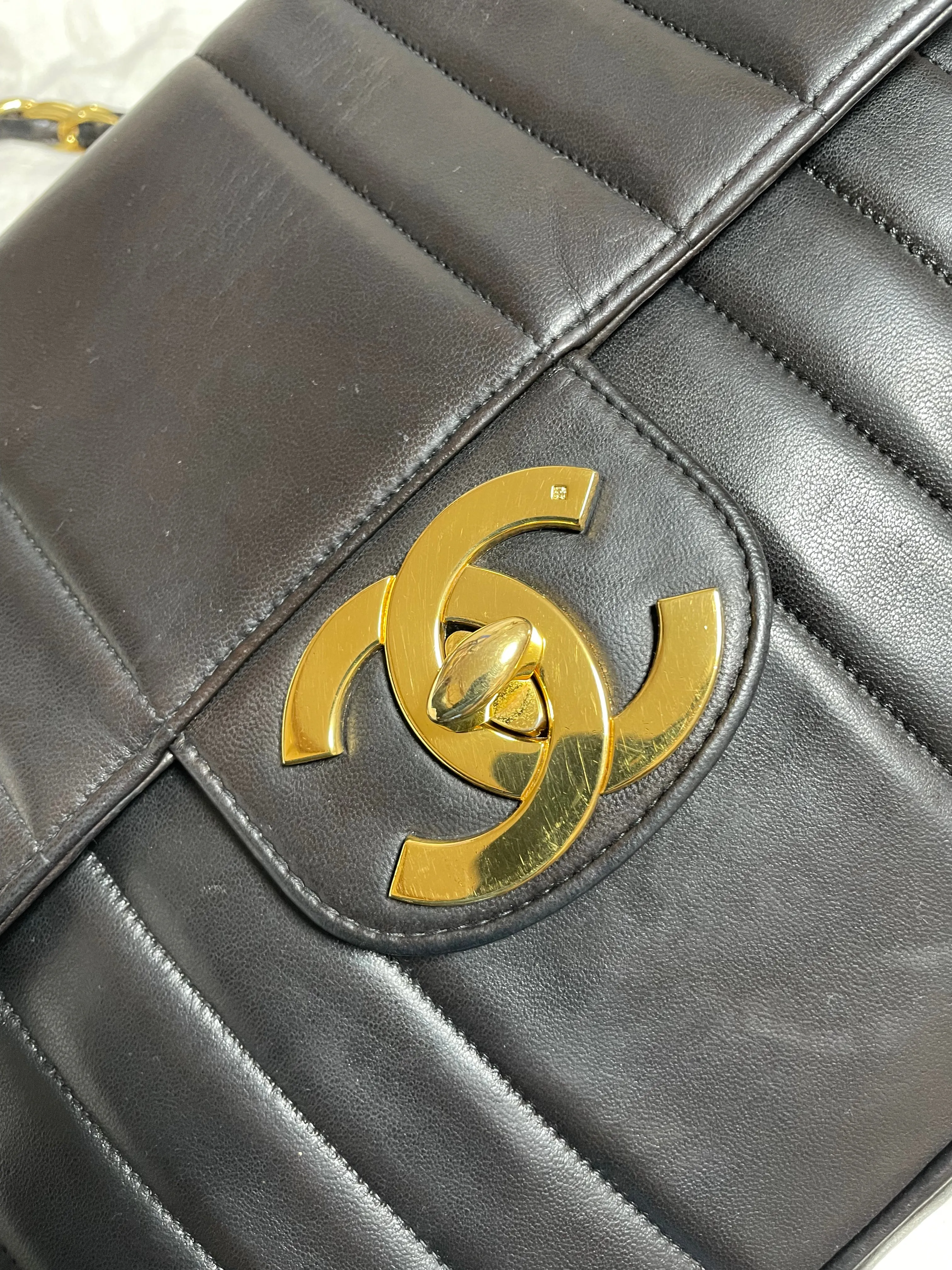 Vintage CHANEL black lambskin 2.55 classic jumbo, large chain, large shoulder bag with golden CC. Vertical stitch. 051128ac4