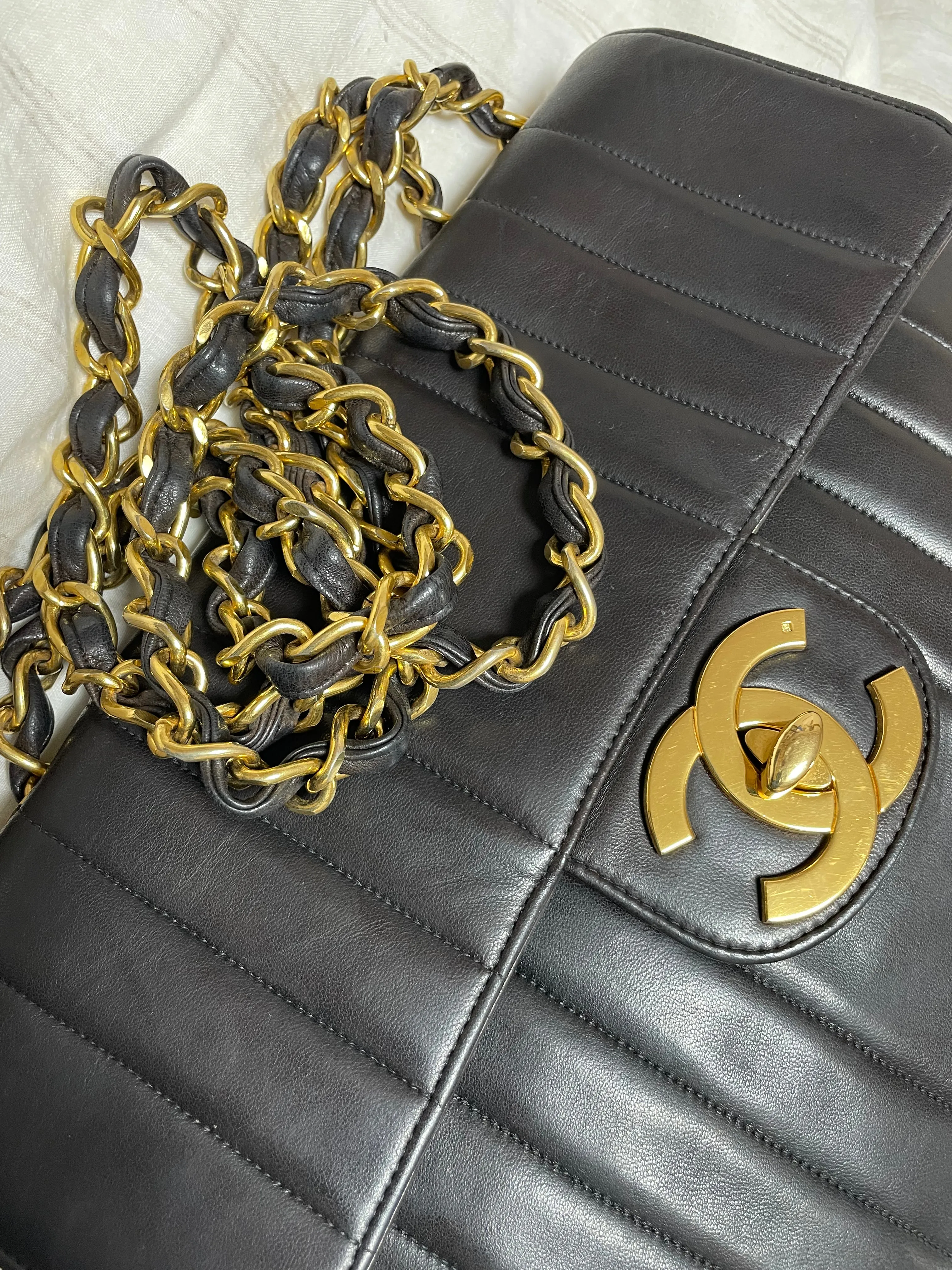Vintage CHANEL black lambskin 2.55 classic jumbo, large chain, large shoulder bag with golden CC. Vertical stitch. 051128ac4